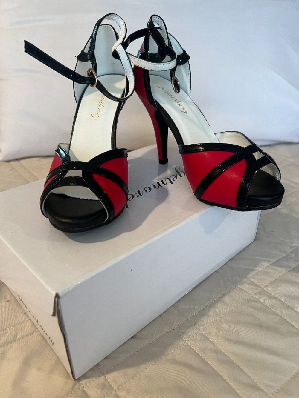 💋 Va-va-voom! These red-hot retro heels are ready for their close-up. 💋